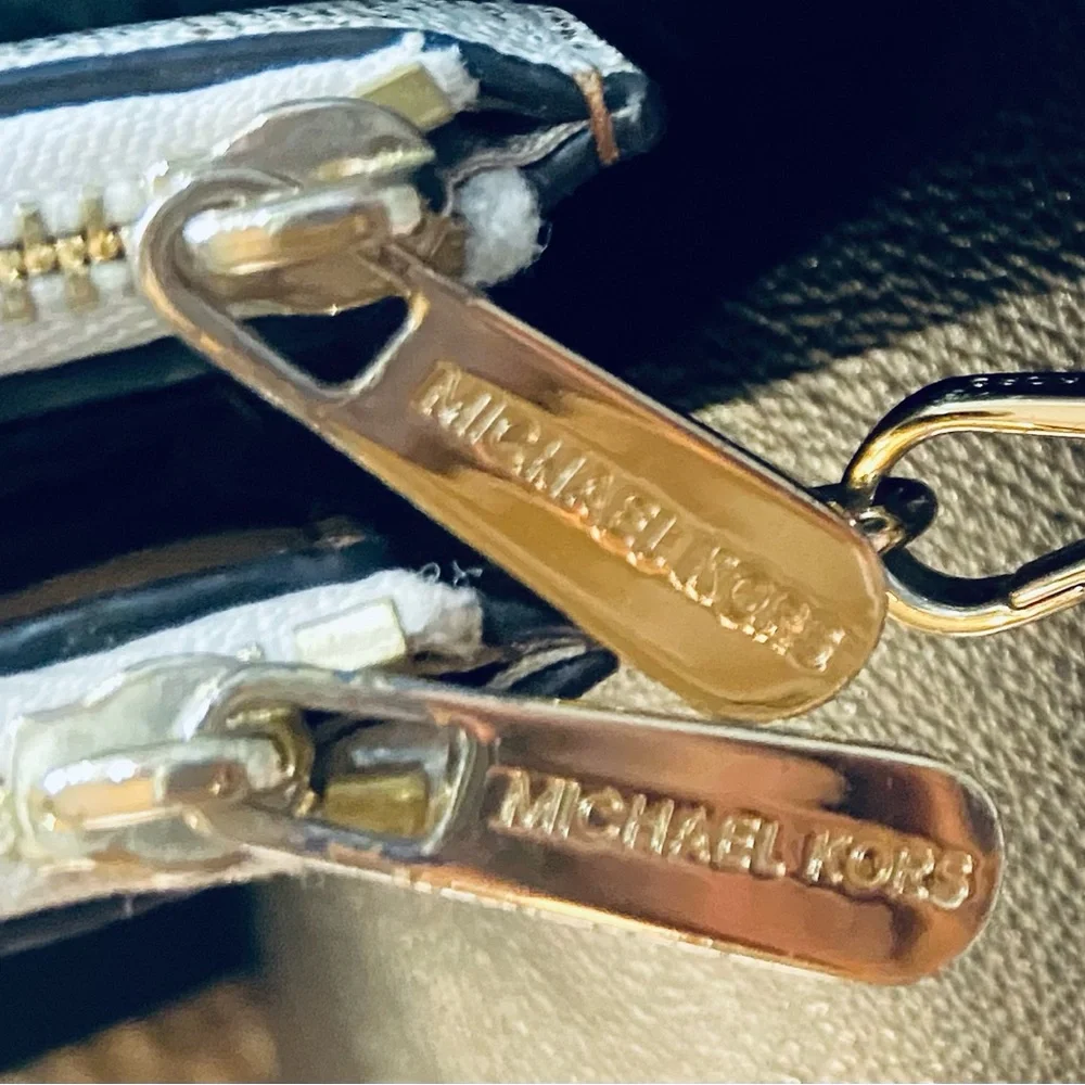 MICHAEL KORS Adele Logo Smartphone Double Zip  Wallet Color: Vanilla / Acorn - Picture 11 of 12